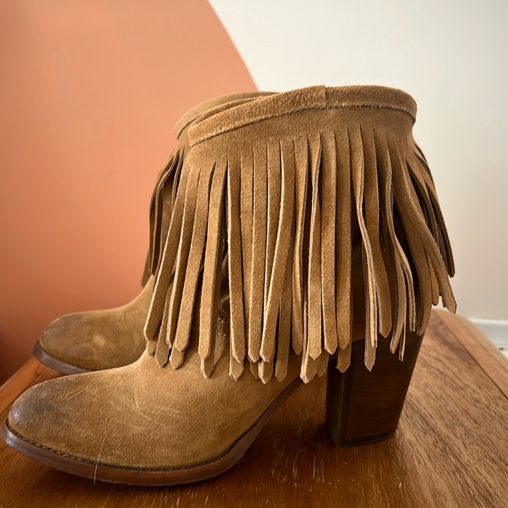 Frye Ilana short fringe boots in the color Sand